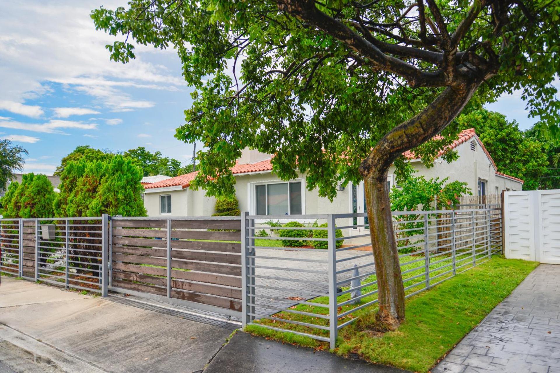 Discover Serenity In This Tranquil Miami Home Экстерьер фото